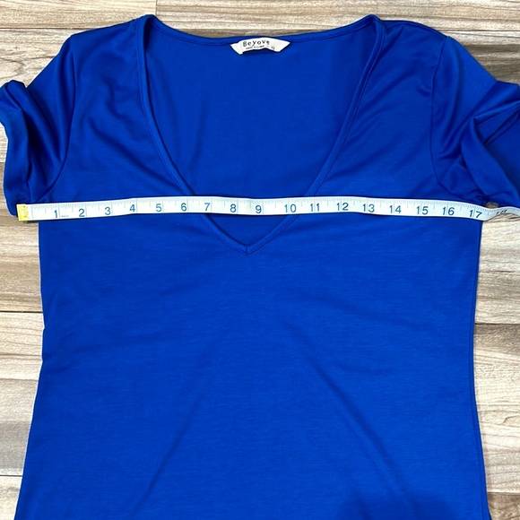 💙Beautiful Royal Blue Sexy Deep V T-shirt in XS, only worn once! - Picture 6 of 7
